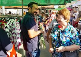 Despliegue de cargos y militantes socialistas en el mercadillo