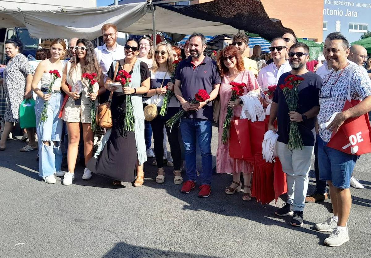 Despliegue de cargos y militantes socialistas en el mercadillo