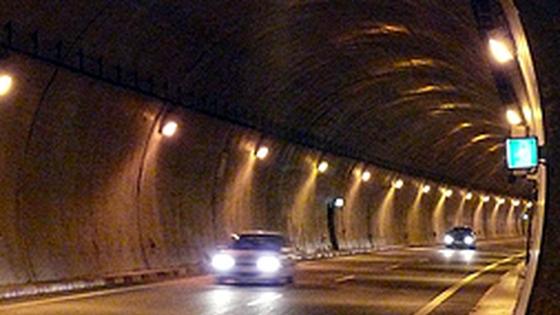 Un motorista muere tras impactar con un coche dentro del túnel de Miravete