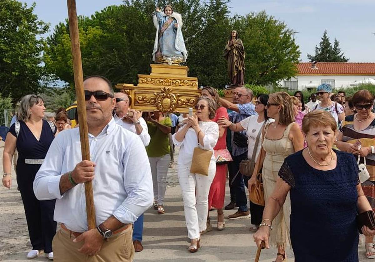 Procesión con las imágenes del Ángel y la Magdalena