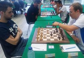 Álvaro Campos, a la izquierda, hizo tablas con Daniel Donaire, campeón del torneo