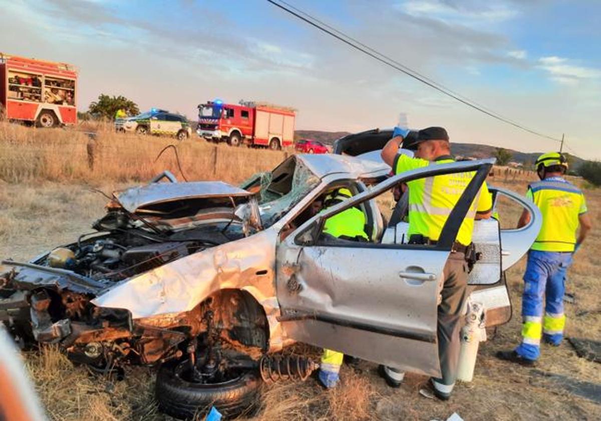 Primeros auxilios al conductor todavía dentro del vehículo