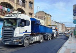 Trabajos de asfaltado en la avenida del Magisterio