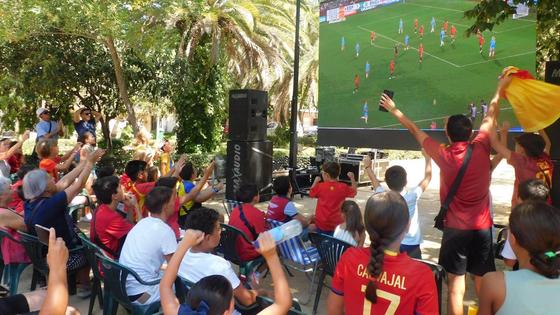 Gran ambiente en el parque para vivir la final del Mundial de fútbol femenino