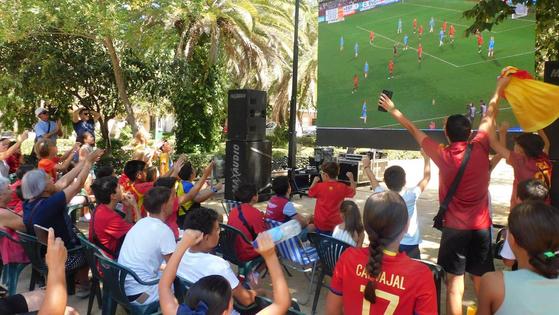 Gran ambiente en el parque para vivir el triunfo de la selección española femenina