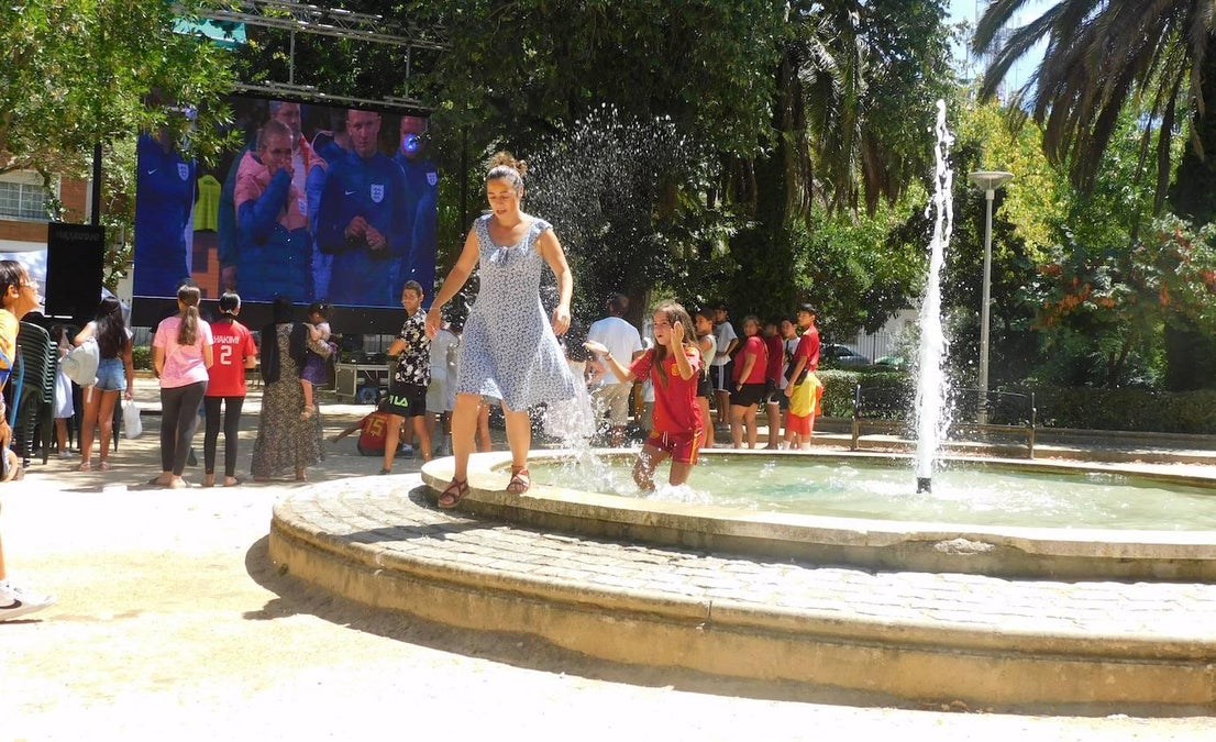 Gran ambiente en el parque para vivir la final del Mundial de fútbol femenino