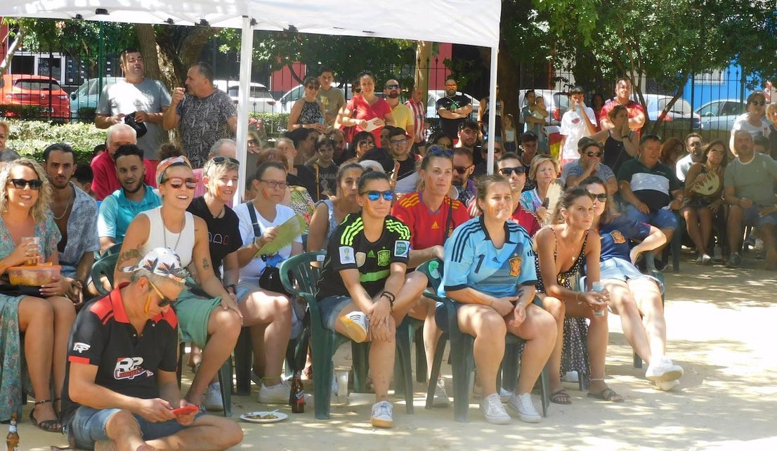 Gran ambiente en el parque para vivir la final del Mundial de fútbol femenino