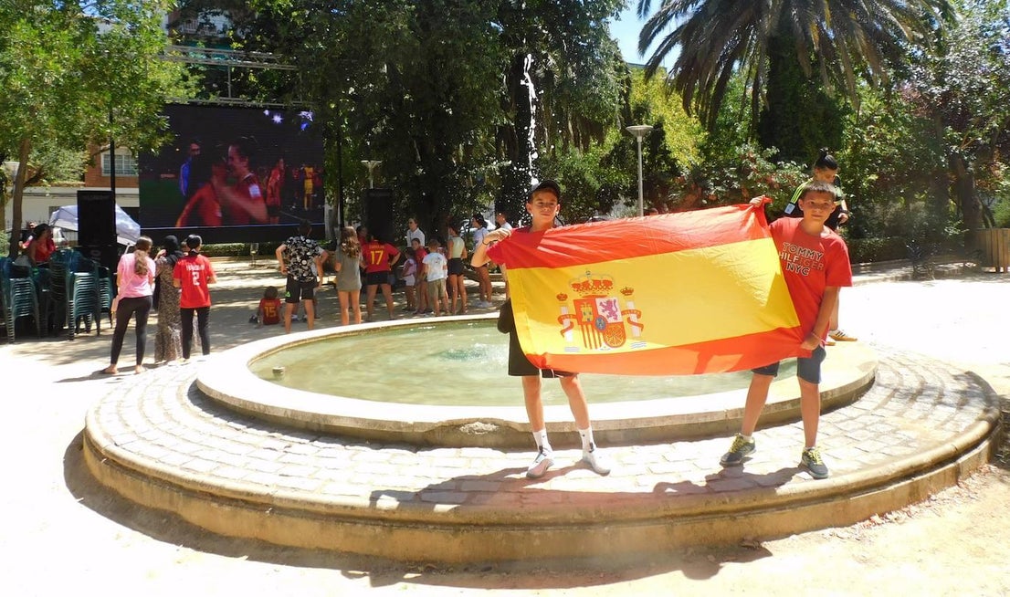 Gran ambiente en el parque para vivir la final del Mundial de fútbol femenino