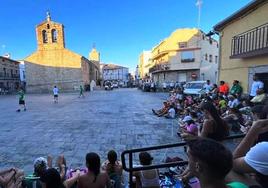 Ambiente en la plaza durante el torneo