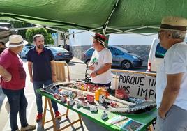 Integrantes de No al Muro en el mercadillo con el diputado socialista César Ramos