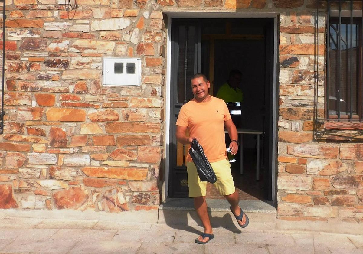 Salida de un vecino con la bolsa de pan