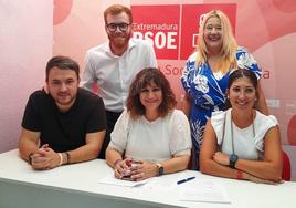 Grupo municipal socialista en la sede local del PSOE