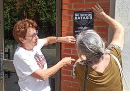 Montserrat Zorraquino, a la izquierda, firmante del escrito