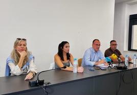 Hueso con varios integrantes de su equipo de gobierno