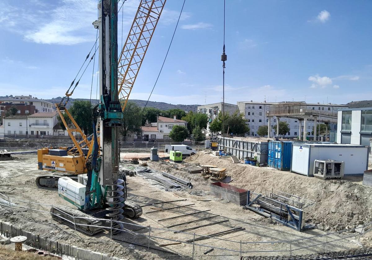 El Ayuntamiento solicita la paralización de las obras del tren en el casco urbano