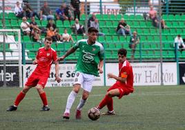 El Moralo homenajeó al exjugador y exentrenador Félix Fernández, 'Rogi'.
