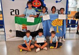 Los seis finalistas con su monitora, Maite Bravo, a la derecha arriba