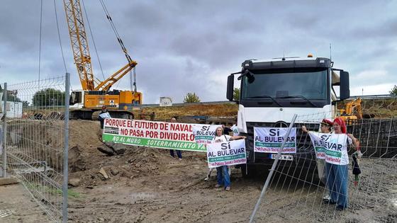 No al Muro accede fugazmente a las obras del tren junto al paso a nivel