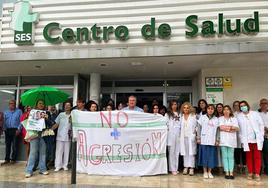 Sanitarios concentrados a las puertas del centro de salud
