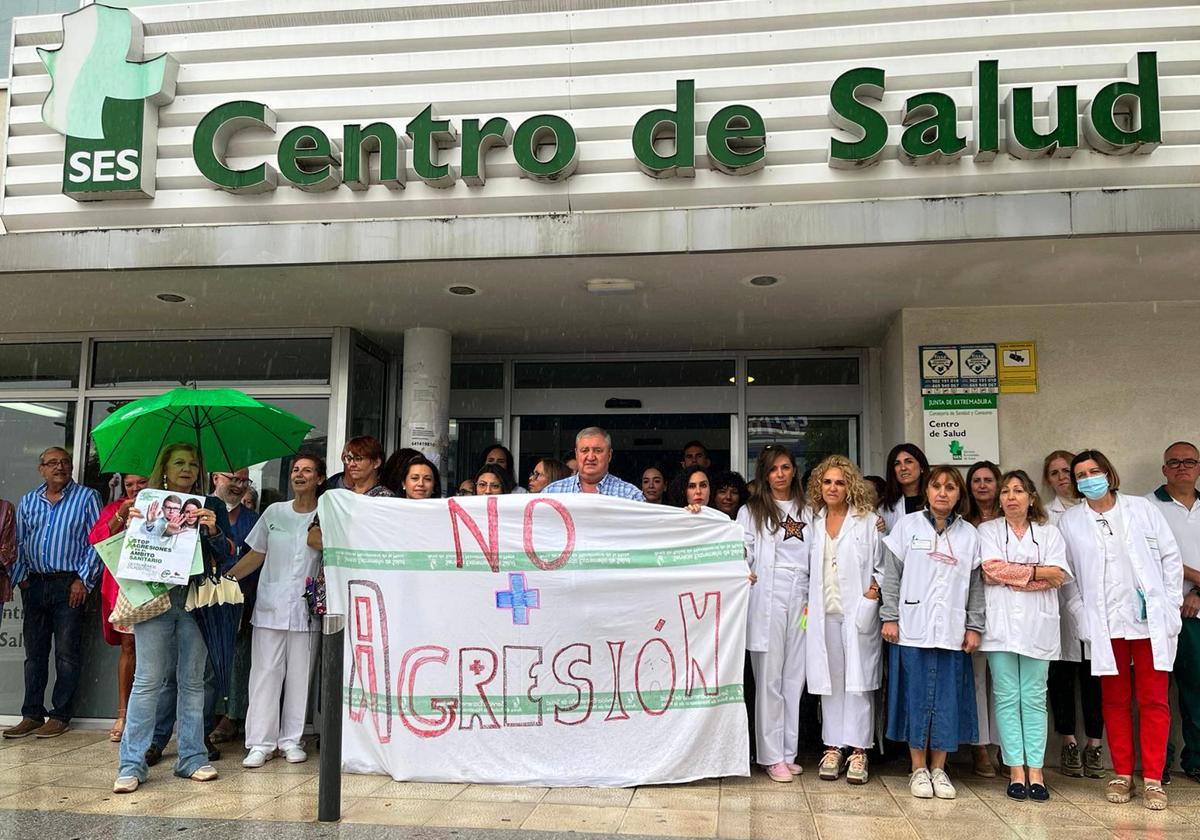 Los sanitarios vuelven a concentrarse para rechazar las agresiones y exigir seguridad