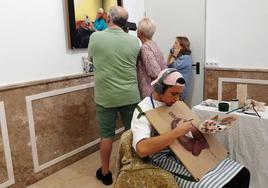 El joven moralo en plena 'perfomance' en la exposición