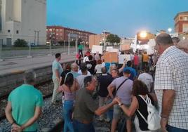 Ocupación de las vías por integrantes de la plataforma No al Muro