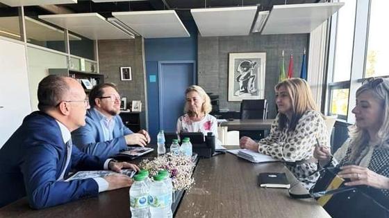 Reunión en la consejería de Educación para planificar la futura formación ante la industrialización de la zona