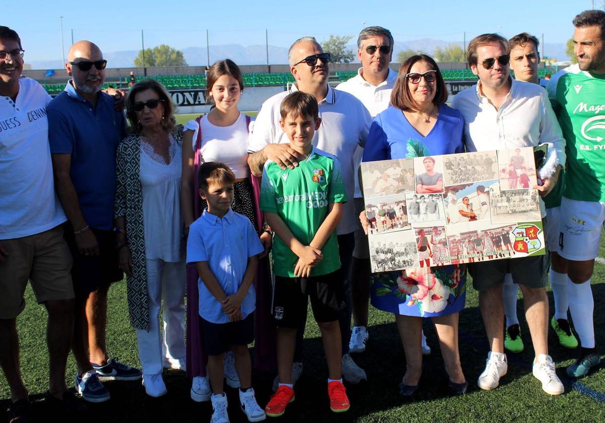 Familiares de Polín al recibir el cuadro que le recuerda