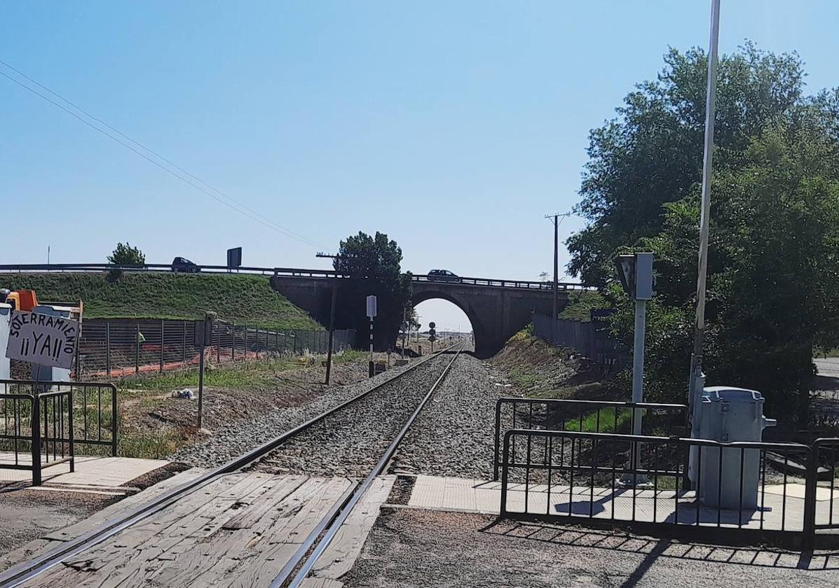 Paso a nivel del barrio de la Paz, con el puente que va a desaparecer al fondo