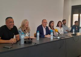 Hueso con el grueso de su equipo de gobierno