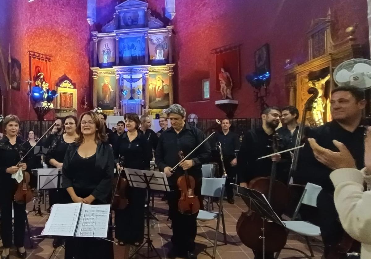 La orquesta recibiendo el aplauso de los asistentes