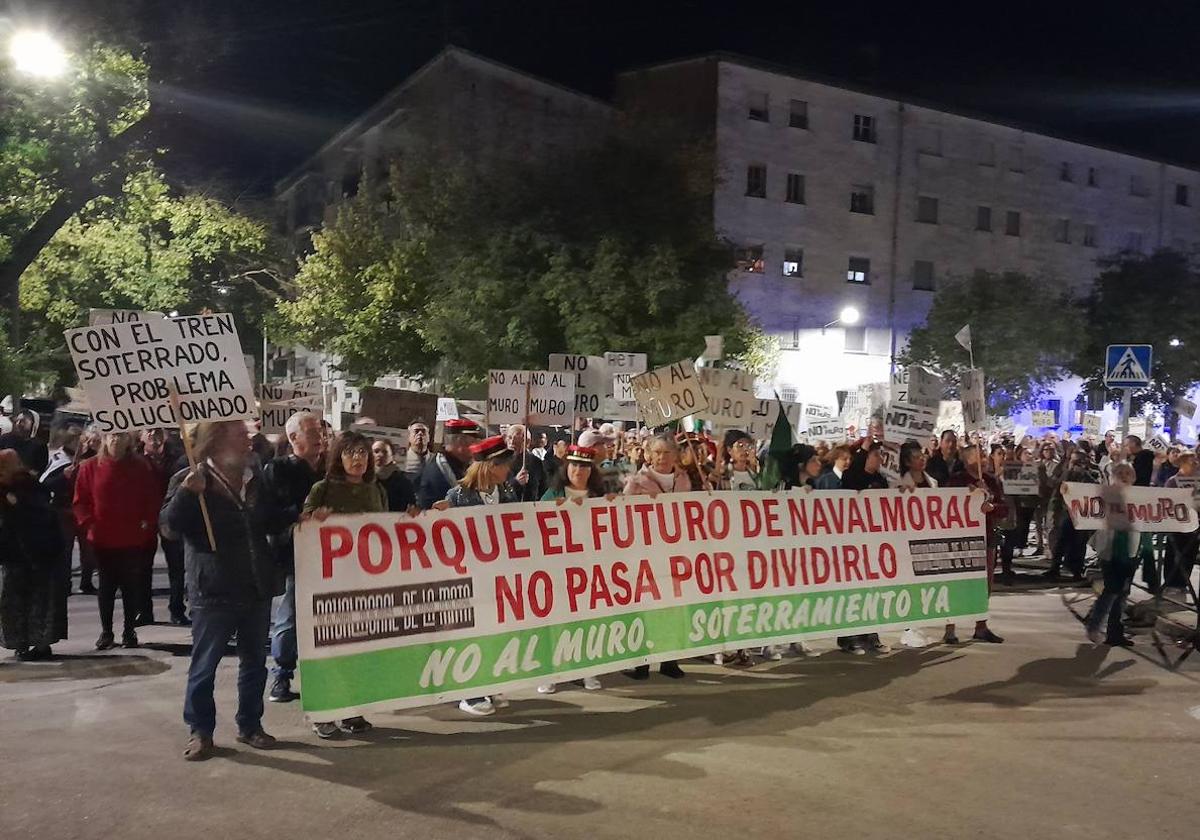 Un tanque que dispara corazones se une a la demanda del soterramiento
