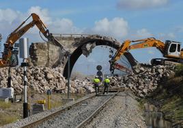 Trabajos de demolición del desaparecido puente