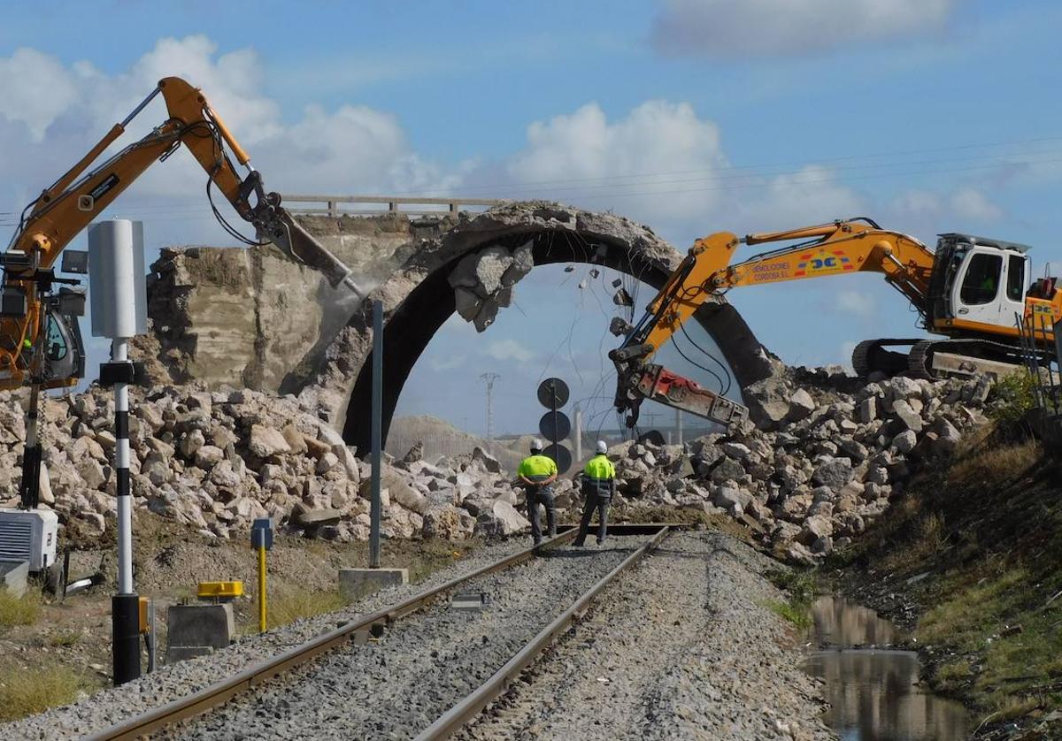 Trabajos de demolición del desaparecido puente