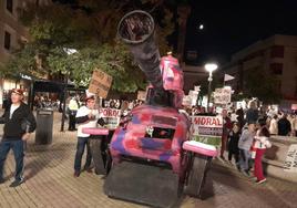 Un tanque que dispara corazones se une a la demanda del soterramiento