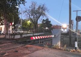 Primer tren tras reabrirse la vía en el paso a nivel de Pablo Luengo
