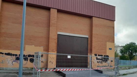 El pabellón de Navarrosa tiene nueva puerta de acceso para vehículos