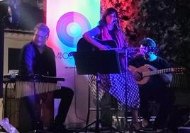 El grupo ocal Embossados en plena actuación