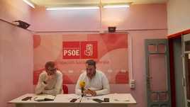 Gómez Medinabeitia y Josema Encinas en la sede local del PSOE