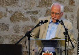 Luis Mateo Díez actuando como presidente del jurado de la 'Encina de plata'