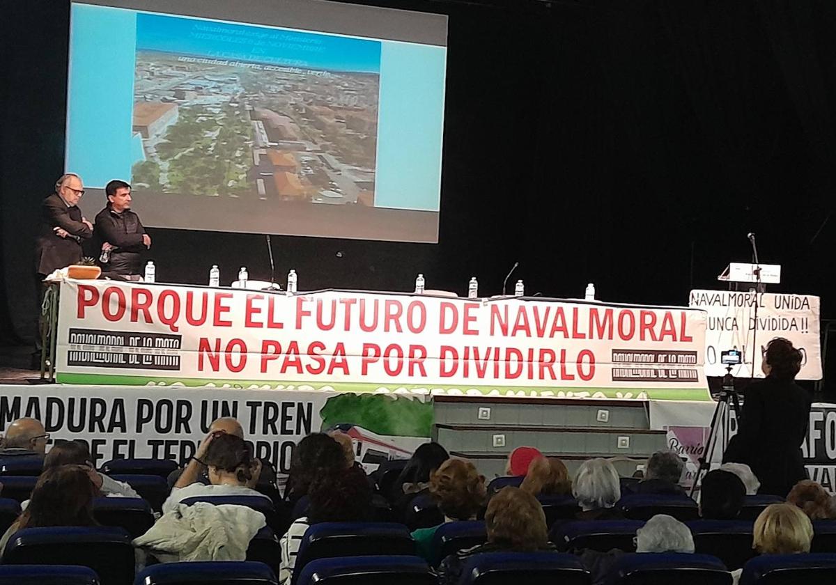Juncà de pie, a la izquierda, en el inicio de la jornada organizada por No al Muro