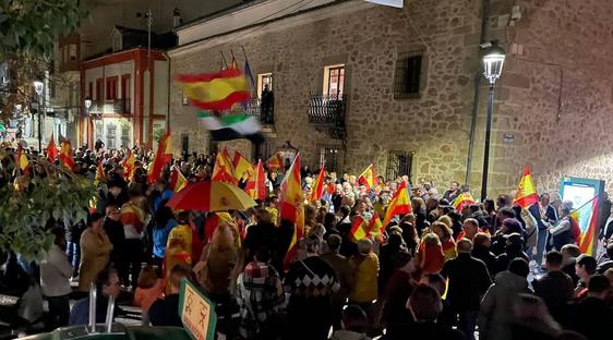 Varios cientos de personas se concentran para rechazar los pactos de Pedro Sánchez