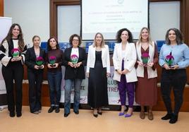 Las galardonadas, con la presidenta de la Junta de Extremadura y la consejera de Sanidad.