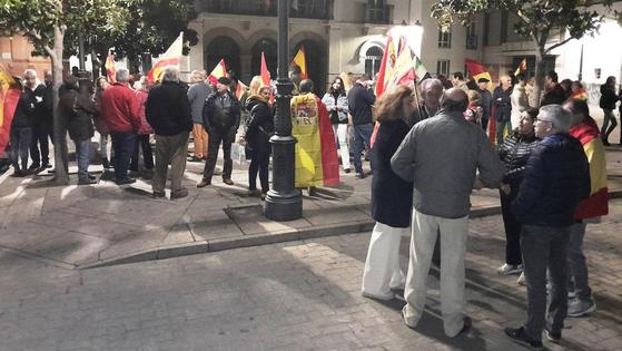 Un grupo de vecinos vuelve a salir a la calle para rechazar los pactos de Pedro Sánchez
