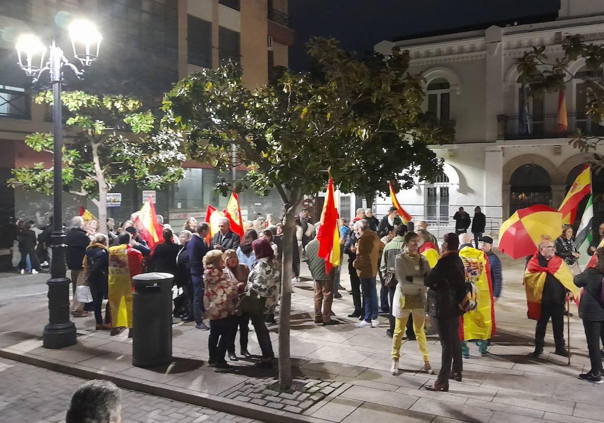 Un grupo de vecinos vuelve a salir a la calle para rechazar los pactos de Pedro Sánchez