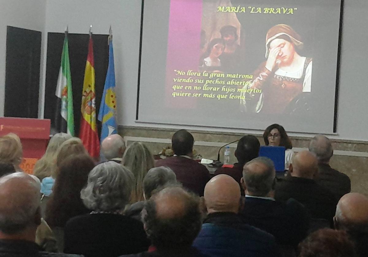 El inicio de los Coloquios llena la sala de exposiciones de la Fundación Concha