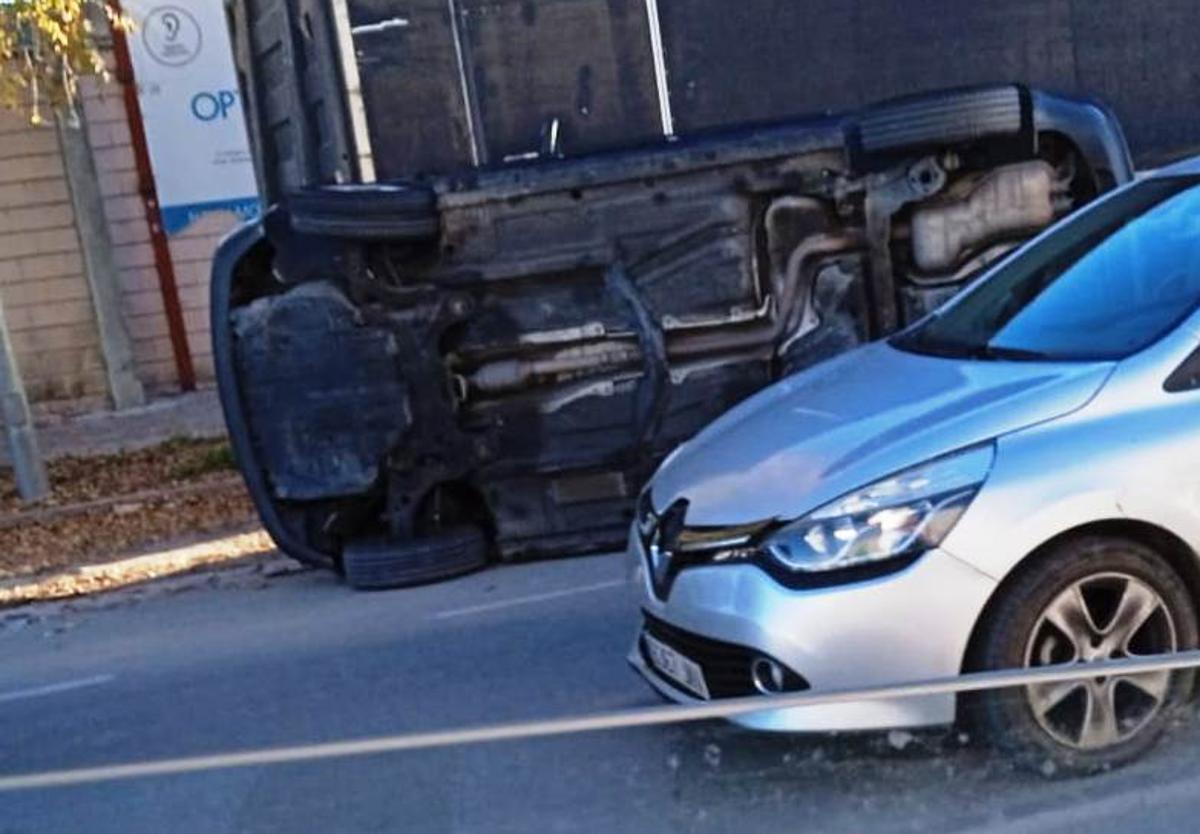 Vehículo volcado en la carretera de Jarandilla de la Vera