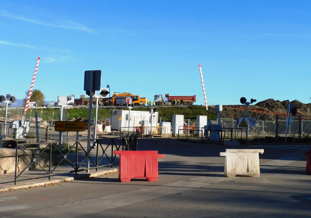 Un escape de gas obliga a cortar el tráfico en el paso a nivel del barrio de La Paz