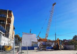 Obras de la plataforma del tren en las traseras del hotel Moya