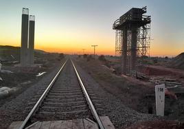 Infraestructuras de la plataforma del tren acercándose al casco urbano